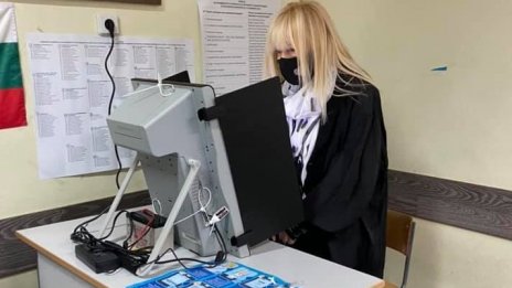 Лили Иванова също излезе да гласува