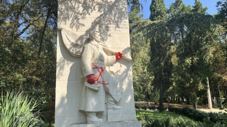 Нацапаха с червена боя Паметника на Съветската армия в Стара Загора