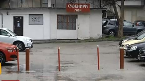 Абсурд по варненски: Кой, как и защо си загради улица