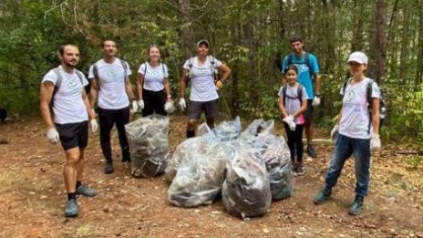 Спортисти на поход, почистиха част от парк "Златни пясъци"