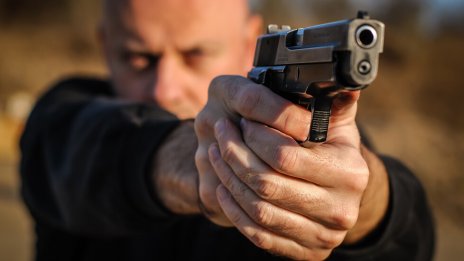 Мъж стреля с прашка по деца, друг заплаши  малчуган с пистолет