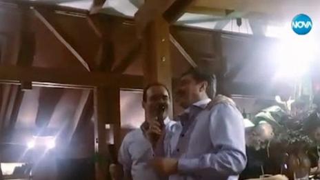 Иван Искров и Цветан Василев пеят в дует