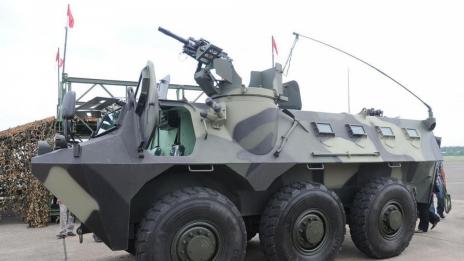 Руснак нахлу с краден БТР в магазин за бутилка вино