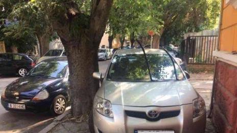 Нагъл шофьор блокира тротоар край детска градина във Варна