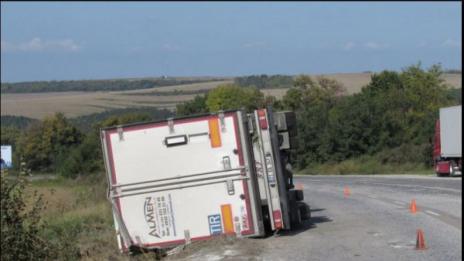 TIR се преобърна на пътя Русе-Бяла, за щастие няма жертви