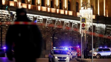Стрелба в центъра на Москва, трима са убити, нападателите се барикадираха