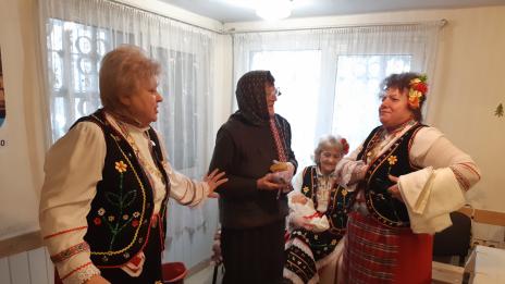 Дамите от клуб „Детелина“ „бабуваха“ за празника (СНИМКИ И ВИДЕО)