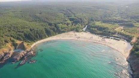 Почистват плажа в Синеморец, откриха мазут 