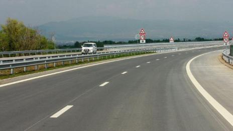 Румънска кола се обърна край Девня, шофьорката е с опасност за живота