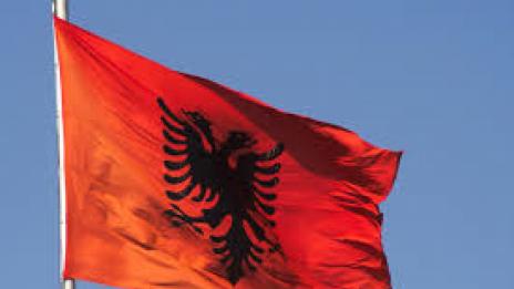 Депутати хвърлиха димки в парламента в Албания