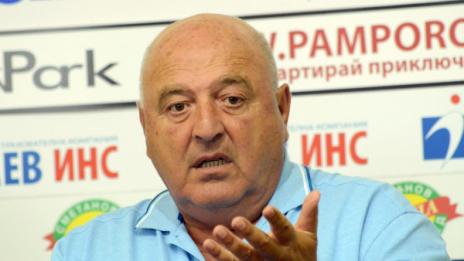 Венци нападна Петев: Хвърля прах в очите на хората!