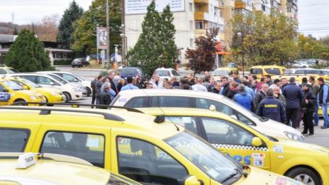Варненските таксиметрови централи спешно обсъждат нова цена за превоз