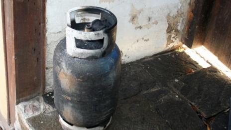 75-годишен в болница след взрив на газова бутилка
