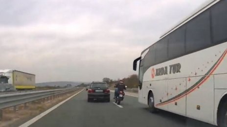 Моторист с опасни маневри на пътя: Между колите и с бясна скорост ВИДЕО
