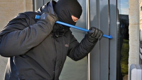 Криминален тип разбива жилища и живее в тях