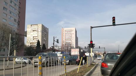 Премазаната на светофар пешеходка има счупени прешлени и седалищна кост