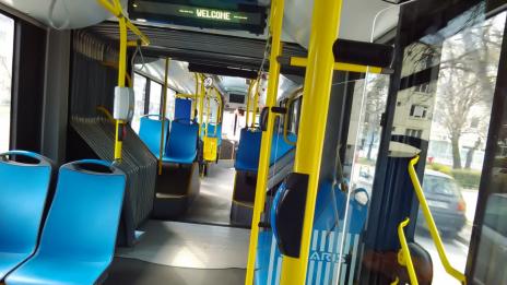 Пенсионерка падна в автобус от градския транспорт във Варна при рязко потегляне