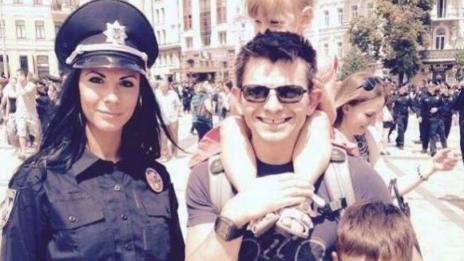 Секси полицайка бди за реда по улиците на Киев