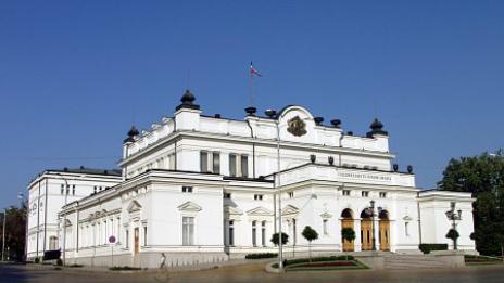 НС гласува държавния бюджет и промените в данъчните закони