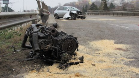 Млада шофьорка се вряза в стълб заради заледен път