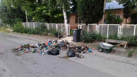 В с. Тополи продължават да никнат микросметища