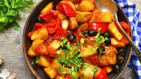 Задушени картофи с маслини по гръцки