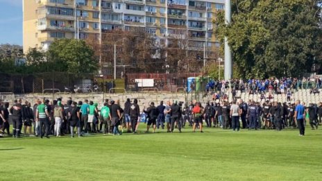Грозни сцени на "Тича": Илиан Илиев разтървава фенове, полицай е със счупен крак (ВИДЕО)