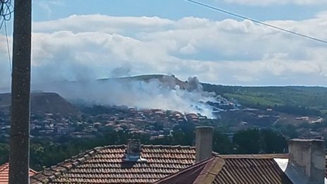 Голям пожар гори в ромската махала на Белослав