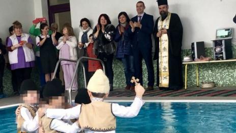 Деца играха богоявленско хоро в басейна на забавачката