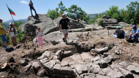 Откриха римска крепост и тракийски култов комплекс край с. Ангел войвода