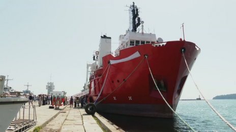 В ролята на кръстница на кораба "Св. св. Кирил и Методий" влезе актрисата Мария Бакалова