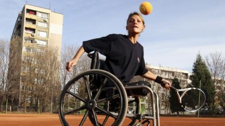 Варненка сребърна на тенис за хора с увреждания  
