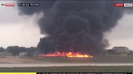 Малък самолет се разби в Малта, има загинали (ВИДЕО)