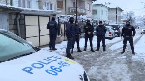 Приятелчето простреляло Тома, после опитало да почисти с гъба кръвта