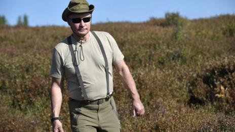 С бинокъл и щека: Путин отдъхнал в Сибир  