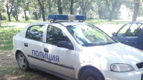 Двама потрошиха лек автомобил с брадва и дървена сопа