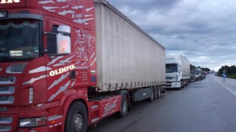 Тираджии пребиха шофьор, карал бавно