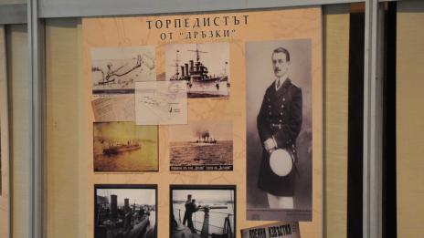 Откриха изложба  „16 фотоесета „Другото лице на воините ни“ в Библиотеката във Варна