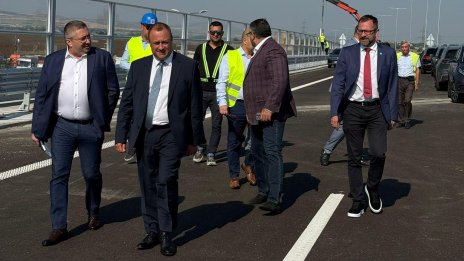 Министър Иван Иванов инспектира участък от автомагистрала "Хемус"
