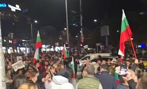 Протест и шествие срещу властта във Варна (ВИДЕО)