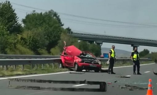 Тежка катастрофа на АМ "Хемус": Движението се осъществява само в аварийната лента (СНИМКИ)
