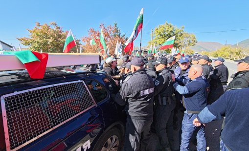 Сблъсъци между протестиращи и полиция на Прохода на Републиката