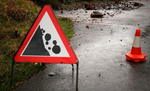 Свличане на скали затвори прохода "Троян-Кърнаре"