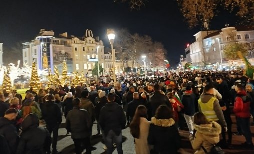 Протест и шествие срещу властта във Варна (СНИМКИ/ВИДЕО)