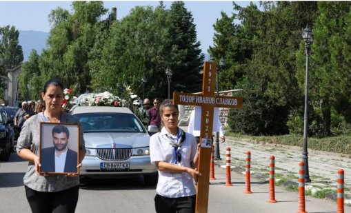 Близки и приятели изпратиха Тодор Славков (СНИМКИ)