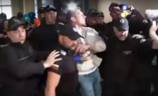 Хасърджиев и другите трима, обвинени за гей купона, остават в ареста (ВИДЕО)