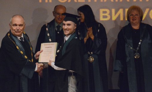 Дипломираха се студенти от ВСУ „Черноризец Храбър“ (СНИМКИ)
