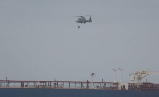 Евакуират четирима моряци от заседналия край Ахтопол танкер