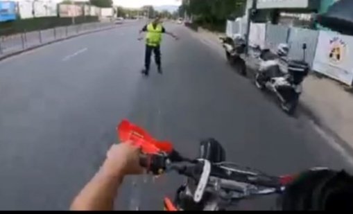 Полицаи преследваха моторист във Варна
