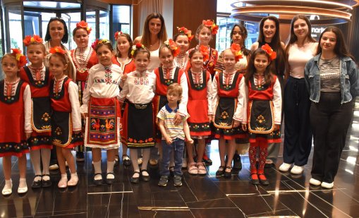 Варненчетата от Народен хор „Българче“ поздравиха с песен Нина Николина